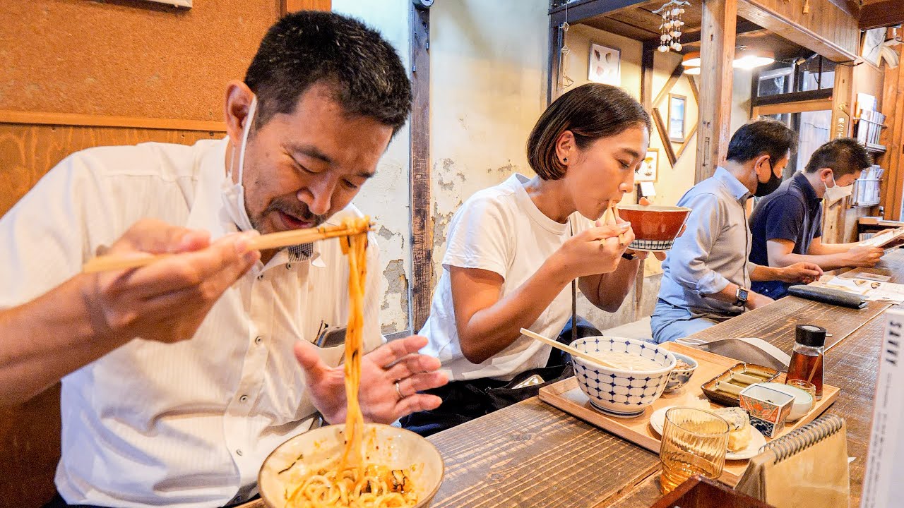 【姫路市鍛冶町】常連が殺到する激渋うどん食堂の旨辛グルメ！型破り店主が追い求めた究極の一杯丨Udon Noodles in Hyogo