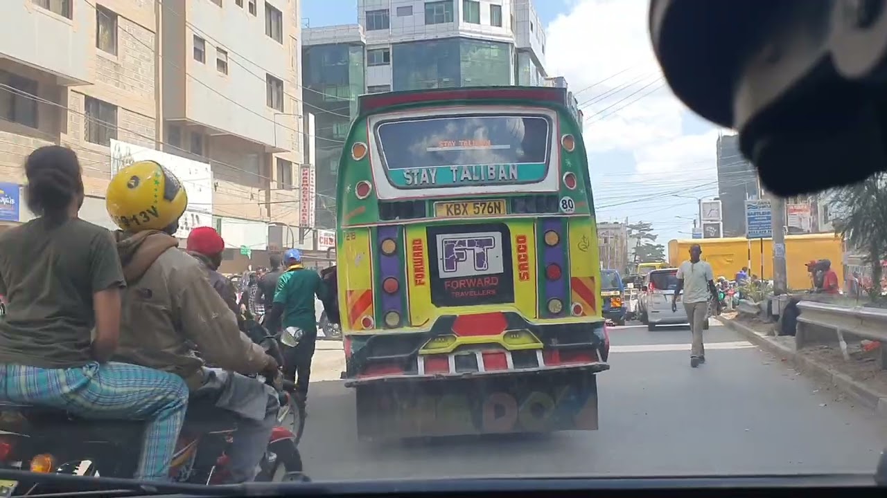 Проезжая через Истли, Найроби, по самым загруженным улицам,