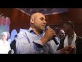 دموع الفرح تنهار من عيون احد الآباء لأن ابنته حفظت القرآن الكريم كاملا