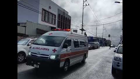 Salida de ambulancia y camión de rescate // ambulance and rescue truck responding