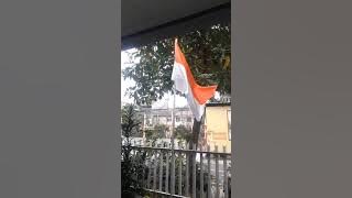sang saka merah putih berkibar di udara.