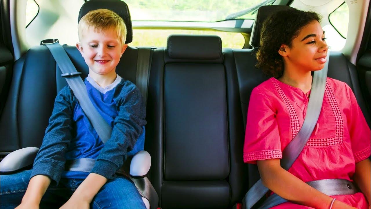 Un Adolescente Que Usa Cinturones De Seguridad Viaja En Automóvil En Un  Asiento Protector Para Niños. Viajar Seguro Con Niños. Movimiento Seguro De  Los Niños En El Coche. Fotos, retratos, imágenes y