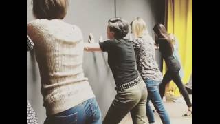 Распевка у стены в Женской вокальной школе