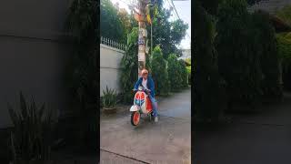 💢 Rainier Lifestyle 💢 Mini vespa scooter on the road