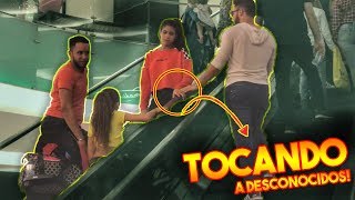 Tocando a Desconocidos en las escaleras Mecánicas! #1 (BROMA) | Adolfo Lora