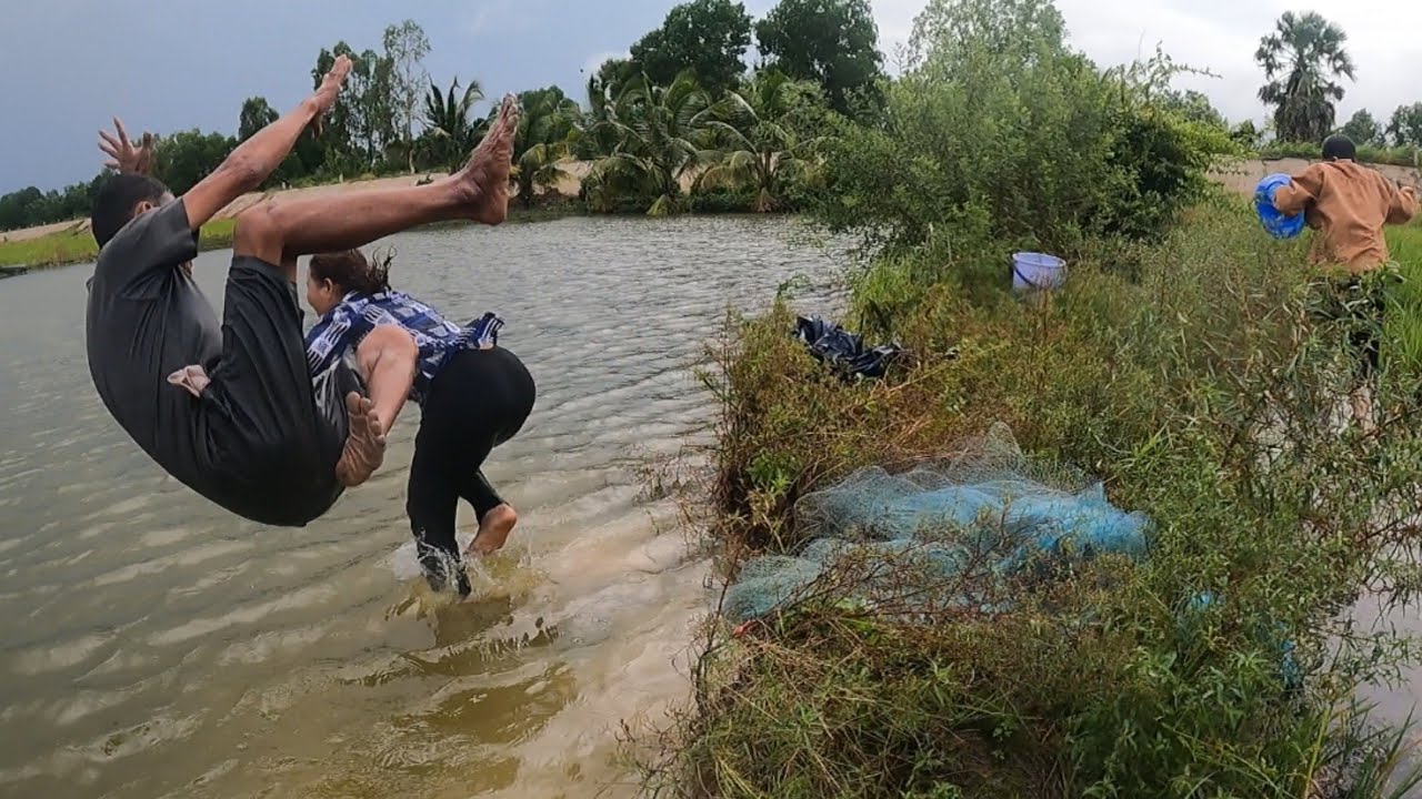 Đang Mãi Mê Xem Cá Khủng Trong Chài và Sự Thật Động Trời Phía Sau Làm Vợ Chồng Tư Cà Khịa Hoảng Sợ