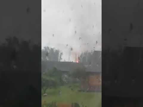Video: Žaibas Trenkė į 5 Metrų Skylę Automobilių Stovėjimo Aikštelėje Teksase - Alternatyvus Vaizdas
