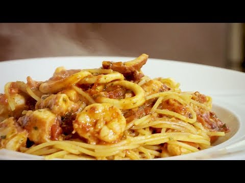 Vídeo: Como Cozinhar Macarrão Wok De Trigo Sarraceno Com Frutos Do Mar Em Casa