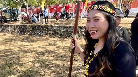 Gadis Dayak dengan senjata sumpitnya