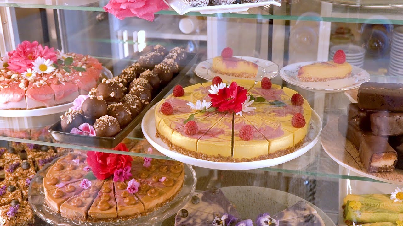 Vegansk mat och underbara bakverk på Open New Doors Bahnhof