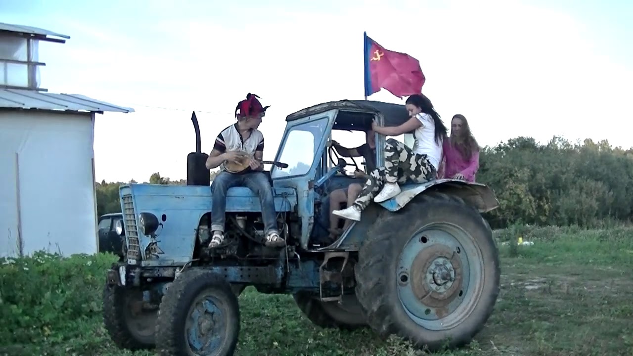 Песни едем в соседнее село. Еду еду в соседнее село на дискотеку. На тракторе на дискотеку. Соседнее село. В соседнее село на дискотеку.