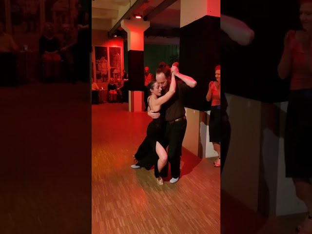 Solotanz bei der Milonga in der Galeria Ideal.