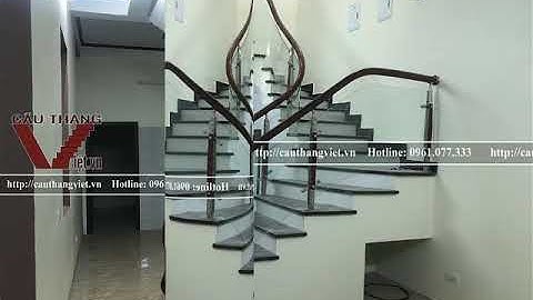 Lan can cầu thang kính cường lực tay vịn gỗ ở Ga Đông Anh Hà nội