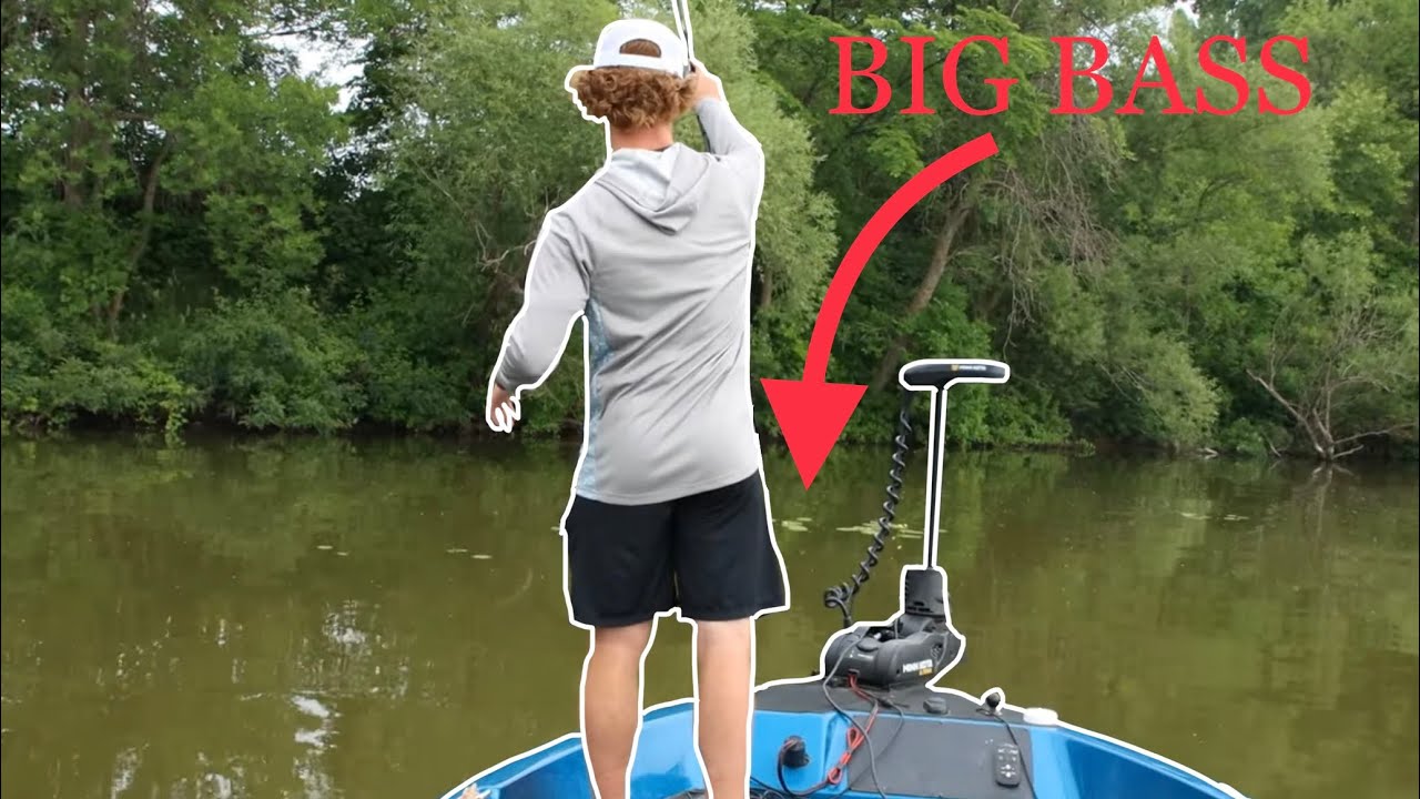 Catching big bass hiding in thick grass (Grass Bass fishing) Bass