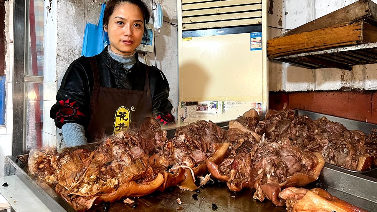 开封美女做猪头肉，10年前当演员如今天天烧猪毛，卤肉能卖1000斤【麦总去哪吃】