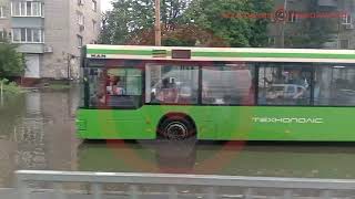 На Слобожанском проспекте из-за луж остановились автомобили видео