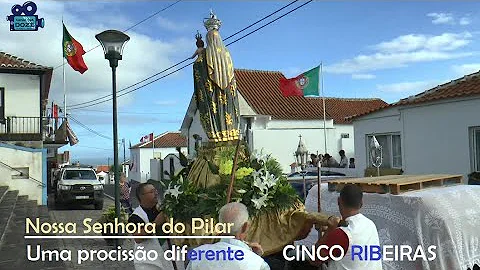 O que as pessoas fazem enquanto acompanham a procissão do Bonfim?
