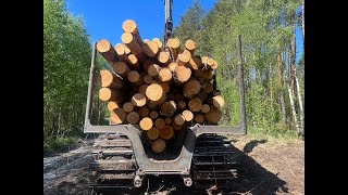 John Deere 1010G Forwarder - Unloading pine logs (Sped up video)