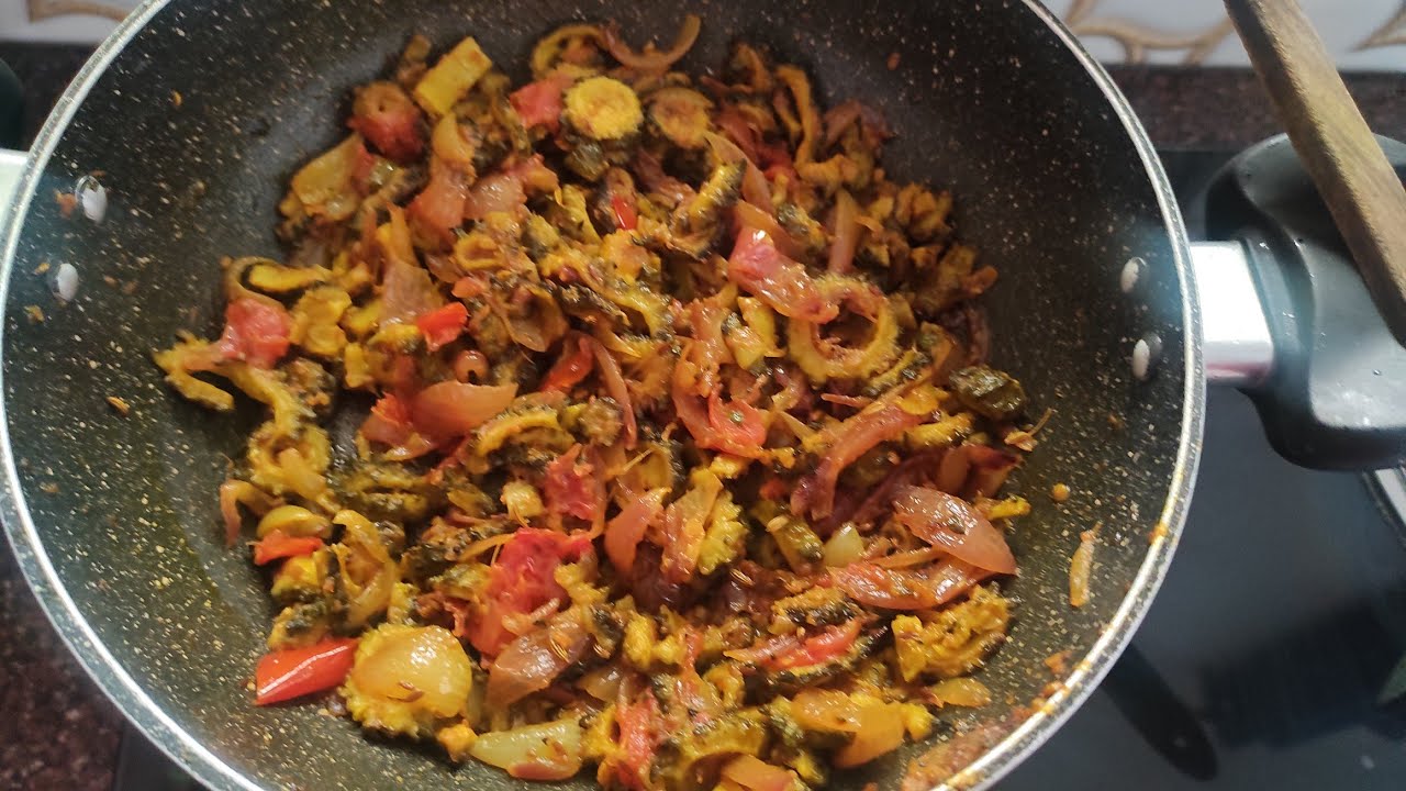 Karella Pyaz Karele ki sabji || Crispy karela pyaz recipe || - YouTube