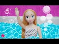 Elsa se prepara para ir a la escuela pero ¡no quiere bañarse!