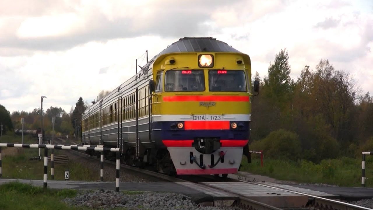 Дизель-поезд ДР1А-172 близ ст. Цирма / DR1A-172 departing Cirma station