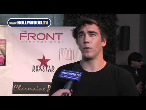 tara-reid,-jon-lovitz-speak-at-comedy-club-red-carpet