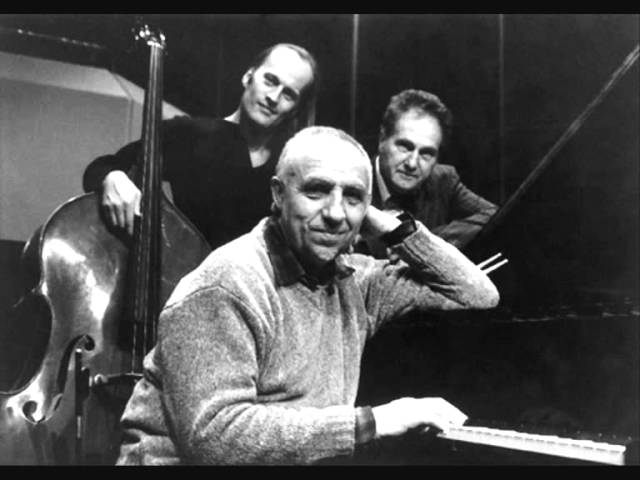 Jacques Loussier Trio — Gnossienne No. 3 bekijken op YouTube Jacques Loussier Trio — Gnossienne No. 3 bekijken op YouTube
