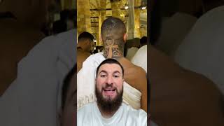 croix tatoué devant la kabaa?!