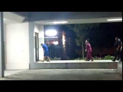 Georgeval Alves e Juliana Sales saindo do Forum em Linhares