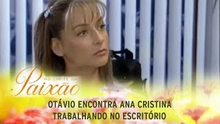 No Limite da Paixão: Otávio encontra Ana Cristina trabalhando no escritório