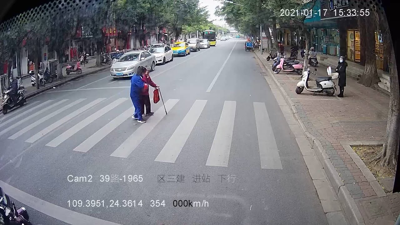 Bus driver in China applauded for helping elderly woman cross street ...