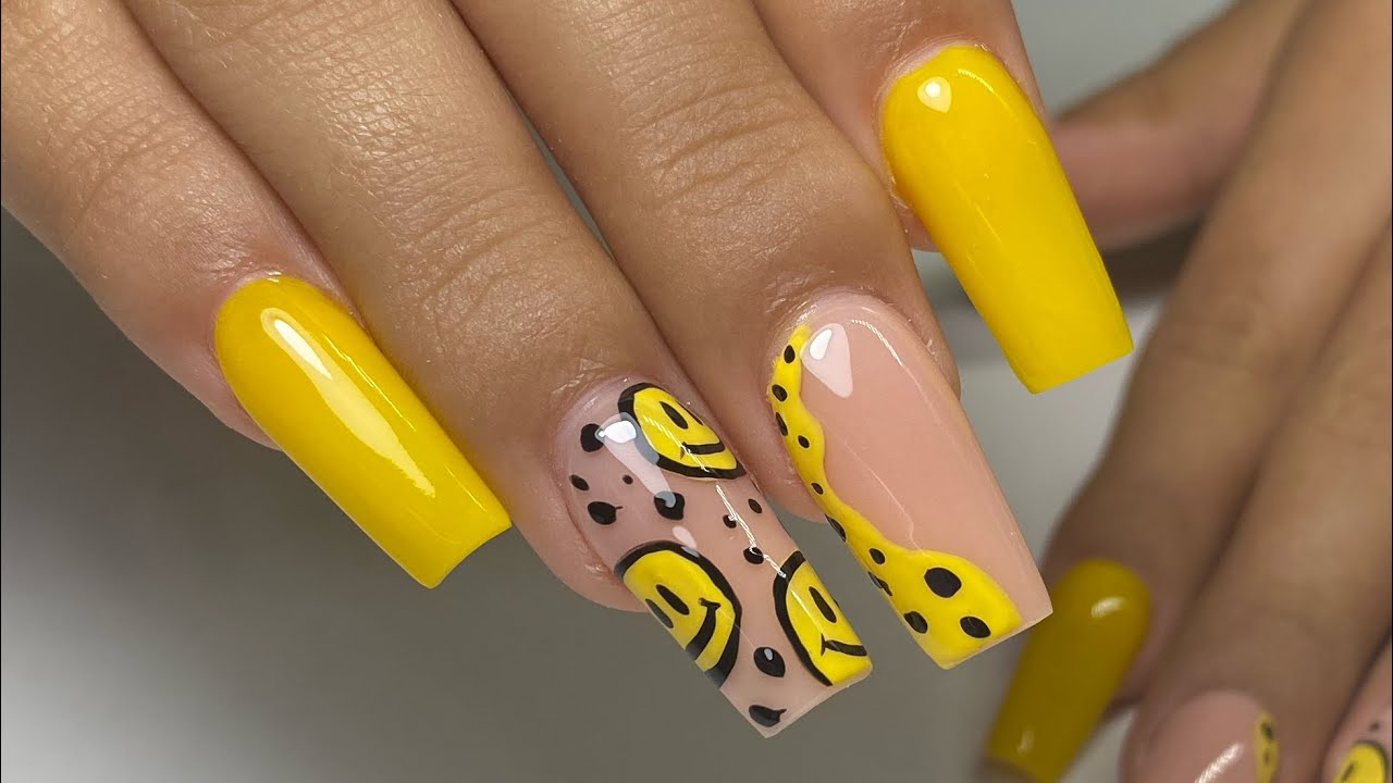 Uñas AMARILLAS con diseño de CARITA FELIZ 😆 | uñas esculturales - thptnganamst.edu.vn