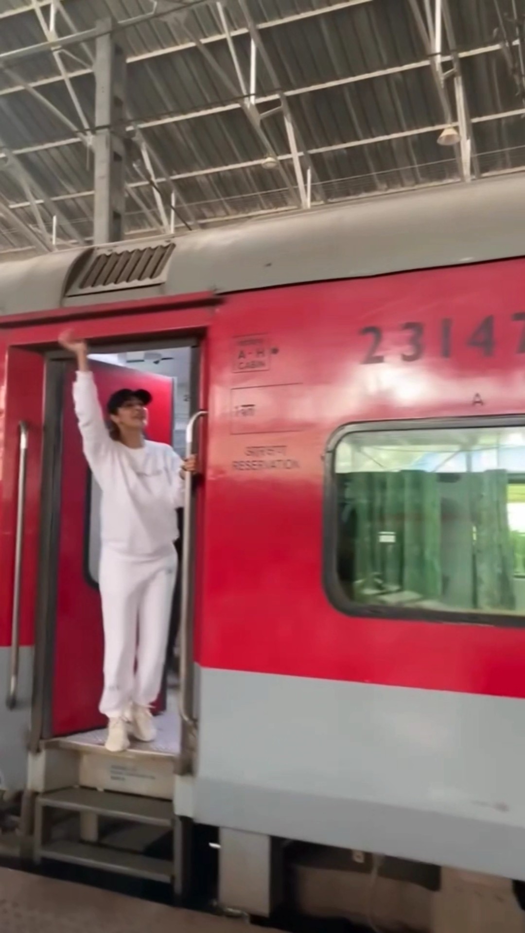 Malaika Arora RECREATES SRK's famous Chennai Express' train scene with her crew ? #shorts #malaika