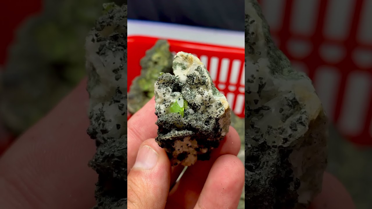 Titanite or sphene with albite 