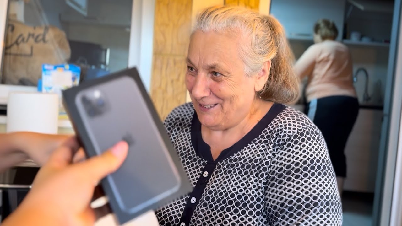 Bunica are primul IPHONE la 72 ani/ Facem Schimbari la bunica in DORMITOR ❤️