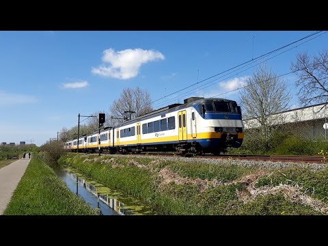 SGMm 2132+2135+2142 als trein 8855 van Leiden naar Utrecht bij Zoeterwoude, 26-04-2021