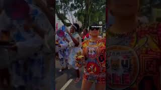 DEIXE ELA! Daniela Mercury curtindo carnaval no chão com a pipoca em Salvador 2023