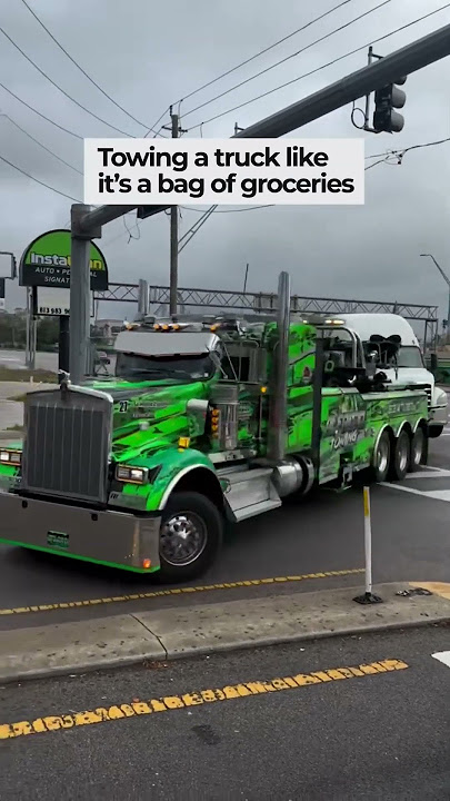 This Tow Truck Driver Has More Skill Than Some Car Drivers!