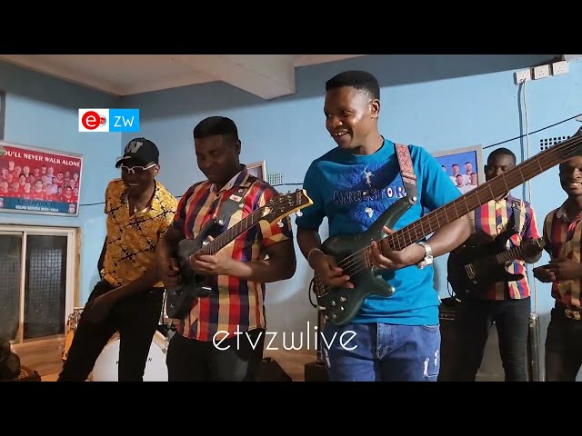 Simon Mutambi ne Cobra Kings Vanovhura Hombe Dzemagitare | Guitar 🎸 Skills 🔥🔥🔥 class=