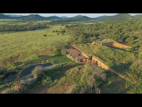 Video: Adânc încastrat în peisajul verde: casa OUTrial