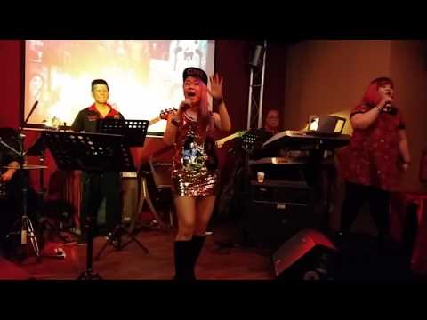 刘丽芝 sang a Hokkien song. Ft. 郑盈盈