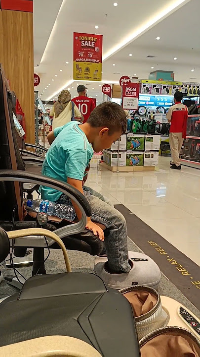 Bocil kesakitan pijit kaki