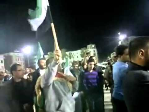 الجالية السورية في ليبيا الحره في مديدان الشهداء بعد قرار الجامعه