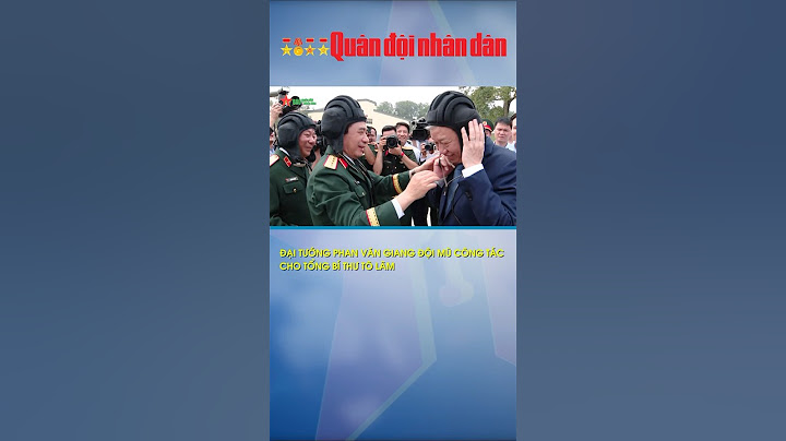 Đại tướng Phan Văn Giang đội mũ công tác cho Tổng bí thư Tô Lâm