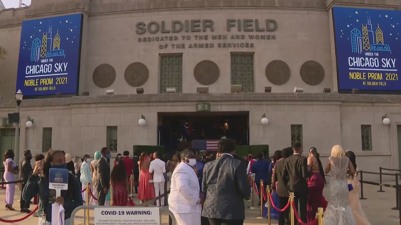 'Under the Chicago Sky': Thousands of teens attend prom at Soldier Field
