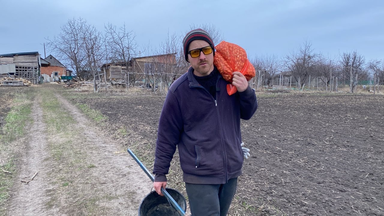 Этот еврей мог бы стать миллионером! Но он просто высаживает лук  со своим сыном...