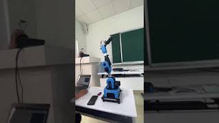 Sinh vien Co đien tu Đai hoc Giao thong van tai thu nghiem cobot Ned cua Niryo