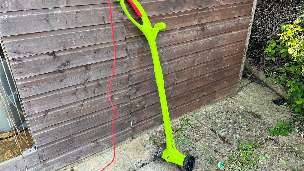 Garden Gear Electric Weed Sweeper 140 Watts (Weed Sweeper & 4 Brushes)