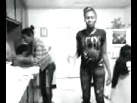 Coco && Kiesha Doing The Cinnamon Challenge