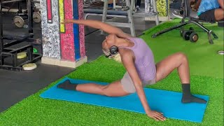 Easy stretches you can try at home every morning, before leaving the house